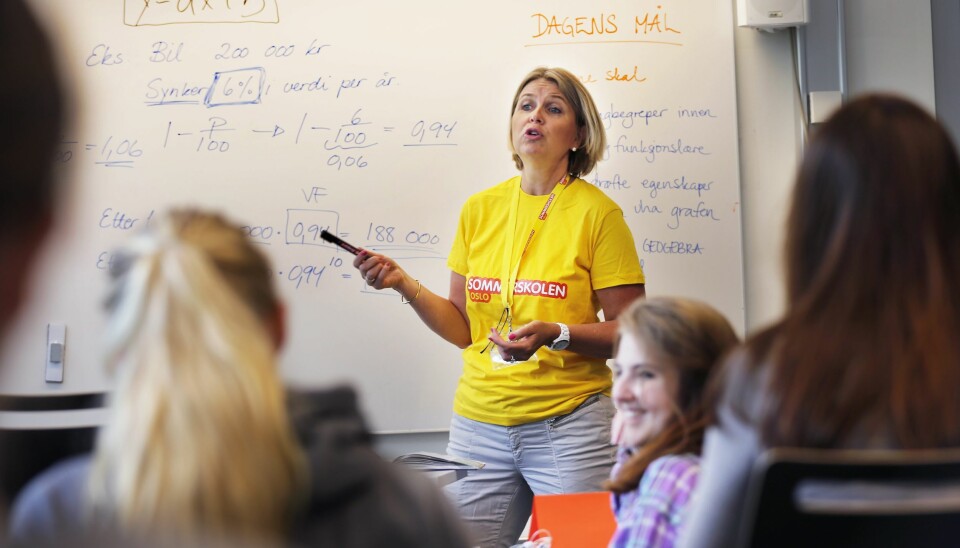 Kristin Vinje (H) var selv inne på tanken om å bli lærer, men endte opp som forsker. Med undervisningskompetanse i matematikk og kjemi hadde hun gleden av å jobbe i Sommerskolen i Oslo i 2014 og 2015.  Foto: Rolf Øhman