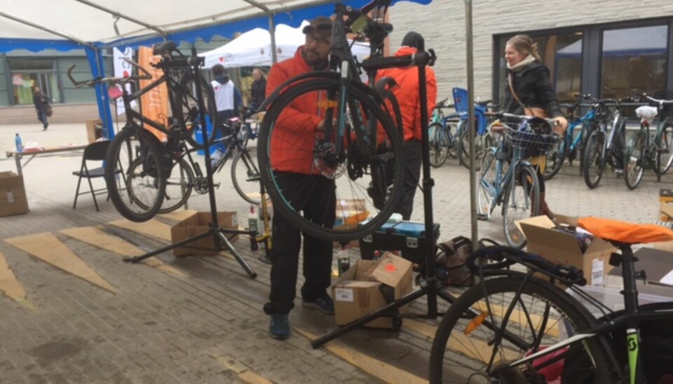 Sykkel skal være den nye normalen for arbeidsreiser i nærmiljøet ved OsloMet, i tillegg til å gå eller ta kollektivtransport. Her fra en sykkelservicedag på universitetet.