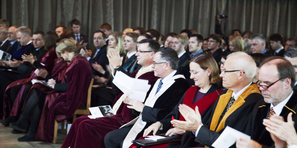 Rektor ved Universitetet i Bergen Dag, Rune Olsen, universitetsdirektør Kjell Bernstrøm, sittende dekan ved Medisinsk-odontologisk fakultet Nina Langeland, sittende dekan ved Psykologisk fakultet Jarle Eid og sittende dekan ved Juridisk fakultet, Asbjørn Strandbakken. Bilde fra 2014. Foto: Ingvild Festervoll Melien Rektor ved Universitetet i Bergen Dag, Rune Olsen, universitetsdirektør Kjell Bernstrøm, sittende dekan ved Medisinsk-odontologisk fakultet Nina Langeland, sittende dekan ved Psykologisk fakultet Jarle Eid og sittende dekan ved Juridisk fakultet, Asbjørn Strandbakken. Bilde fra 2014. Foto: Ingvild Festervoll Melien