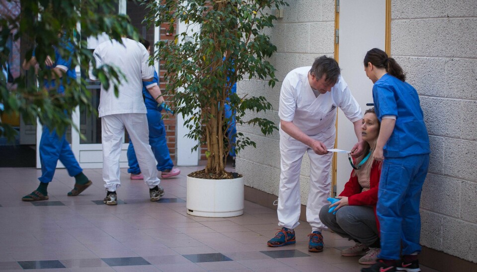 En markør i sjokk blir tatt hånd om av sykepleierstudenter.