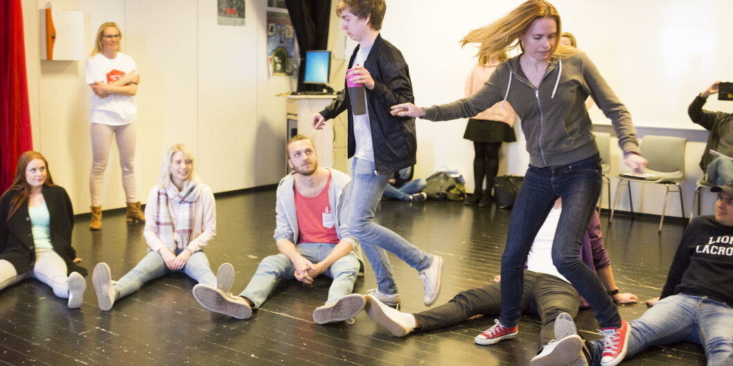Lærerstudenter med norsk som spesialfag ved Høgskolen i Oslo og Akershus får prøvd seg på estetiske læringsformer. Foto: Øyvind Aukrust Lærerstudenter med norsk som spesialfag ved Høgskolen i Oslo og Akershus får prøvd seg på estetiske læringsformer. Foto: Øyvind Aukrust