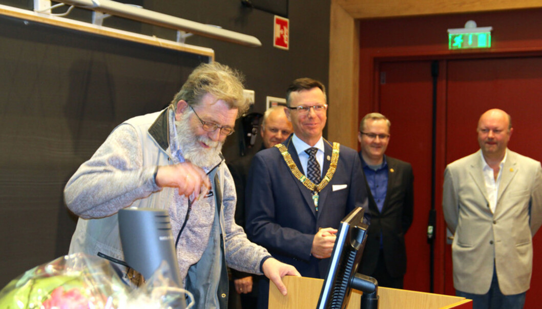 Rektor Dag Rune Olsen overraska Frank Aarebrot med blomar og lovord under det som Aarebrot sjølv håper ikkje er den siste forelesinga hans ved universitetet. Rektor Dag Rune Olsen overraska Frank Aarebrot med blomar og lovord under det som Aarebrot sjølv håper ikkje er den siste forelesinga hans ved universitetet.