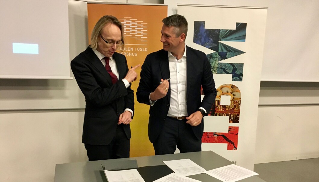 Prorektor ved HiOA, Morten Irgens (t.v.) og administrerende direktør i IBM Norge, Arne Norheim, signerer samarbeidsavtale om «Watson». Foto: Øystein Fimland Prorektor ved HiOA, Morten Irgens (t.v.) og administrerende direktør i IBM Norge, Arne Norheim, signerer samarbeidsavtale om «Watson». Foto: Øystein Fimland