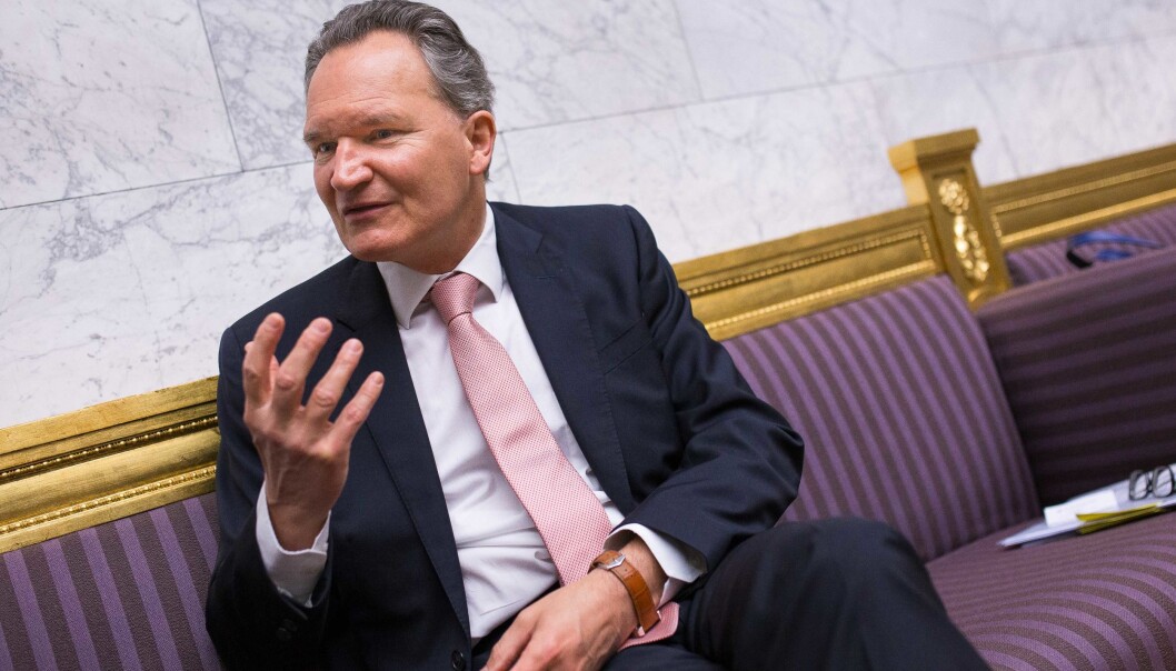 Robert-Jan Smits, EUs generaldirektør for forskning, vil at neste EU-forskningsprogram skal være grønnere, og vil ha flere sprø prosjektidéer. Robert-Jan Smits, EUs generaldirektør for forskning, vil at neste EU-forskningsprogram skal være grønnere, og vil ha flere sprø prosjektidéer.
