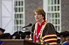 Rektor Christina H. Paxson på talarstolen under ein seremoni ved Brown universitetet