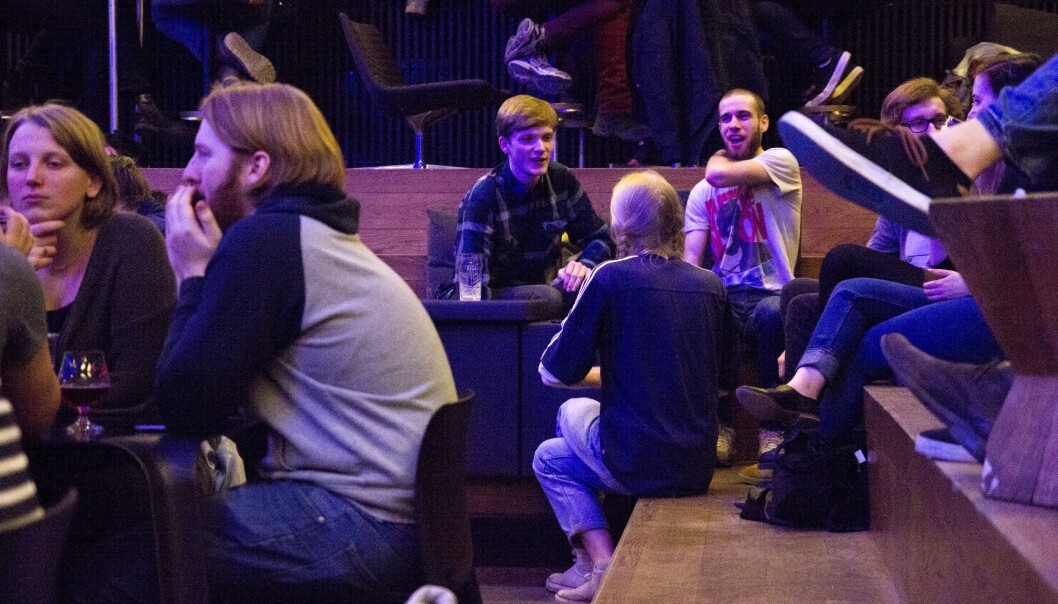 Når du drikker øl omringet av Super Mario-kunst og Hits For Kids-slagere, er det ingen tvil om at du drikker øl blant informatikkstudentene på Blindern. Vinneren av Khronos kåring blir dermed studentpuben Escape. Når du drikker øl omringet av Super Mario-kunst og Hits For Kids-slagere, er det ingen tvil om at du drikker øl blant informatikkstudentene på Blindern. Vinneren av Khronos kåring blir dermed studentpuben Escape.
