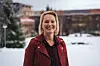 Prorektor for utdanning ved UiT, Rikke Gürgens Gjærum står i snøen framfor universitetet i raud jakke.