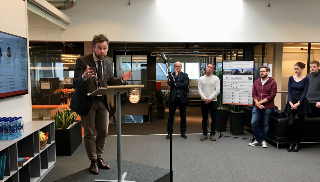 Kunnskapsminister Torbjørn Røe Isaksen besøkte forskningslaboratoriet Simula for å få innspill til revidering av langtidsplanen. Foto: Øystein Fimland Kunnskapsminister Torbjørn Røe Isaksen besøkte forskningslaboratoriet Simula for å få innspill til revidering av langtidsplanen. Foto: Øystein Fimland