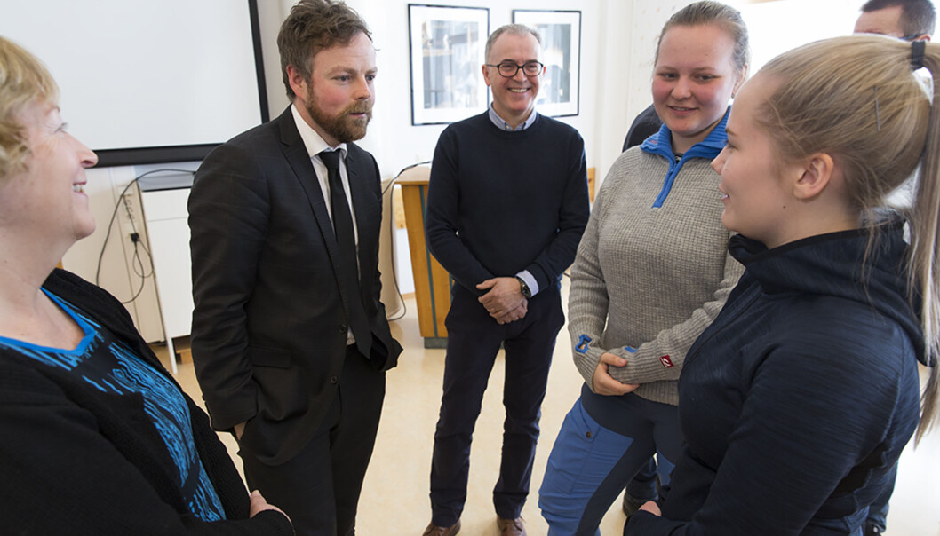 Charlotte Nilsen og Therese Stenbakk møtte kunnskapsminister Torbjørn Røe Isaksen og dekan på lærerutdanningen ved UiT, Sonni Olsen, i Alta onsdag. Stenbakk og Nilsen går på et nytt tilbud for å forbedre karakterene for å kunne komme inn på lærerutdanningen. Foto: STIG BRONDBO Charlotte Nilsen og Therese Stenbakk møtte kunnskapsminister Torbjørn Røe Isaksen og dekan på lærerutdanningen ved UiT, Sonni Olsen, i Alta onsdag. Stenbakk og Nilsen går på et nytt tilbud for å forbedre karakterene for å kunne komme inn på lærerutdanningen. Foto: STIG BRONDBO
