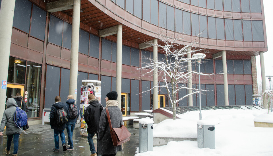 Bilde av fasaden på Uit Norges arktiske universitet, med snø på bakken.