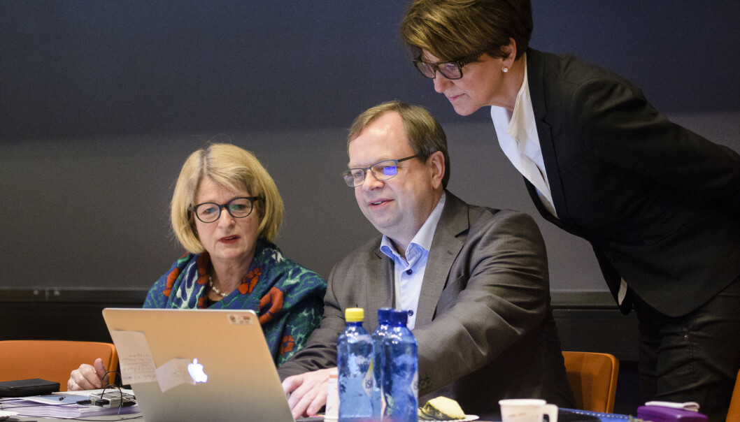 Et enstemmig styre ved UiT Norges arktiske universitet vedtok at antall fakulteter ved universitet skal reduseres. Hvor mange, blri vedtatt i juni. Her rektoratet, Anne Husebekk, Wenche Jakobsen og Kenneth Ruud. Foto: Lars Åke Andersen Et enstemmig styre ved UiT Norges arktiske universitet vedtok at antall fakulteter ved universitet skal reduseres. Hvor mange, blri vedtatt i juni. Her rektoratet, Anne Husebekk, Wenche Jakobsen og Kenneth Ruud. Foto: Lars Åke Andersen