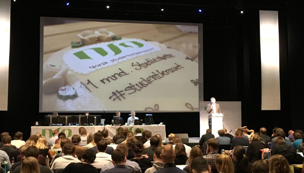 Statssekretær Bjørn Haugstad snakker om 11 måneders studiestøtte på landsmøtet i Norsk studentorganisasjon. Foto: Øystein Fimland Statssekretær Bjørn Haugstad snakker om 11 måneders studiestøtte på landsmøtet i Norsk studentorganisasjon. Foto: Øystein Fimland