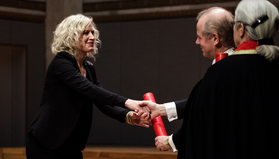 Ingrid M. Tolstad ble sammen med andre kandidater kreert som doktor av UiO-rektor Ole Petter Ottersen i Universitetets aula 17.mars. Foto: Nicklas Knudsen Ingrid M. Tolstad ble sammen med andre kandidater kreert som doktor av UiO-rektor Ole Petter Ottersen i Universitetets aula 17.mars. Foto: Nicklas Knudsen