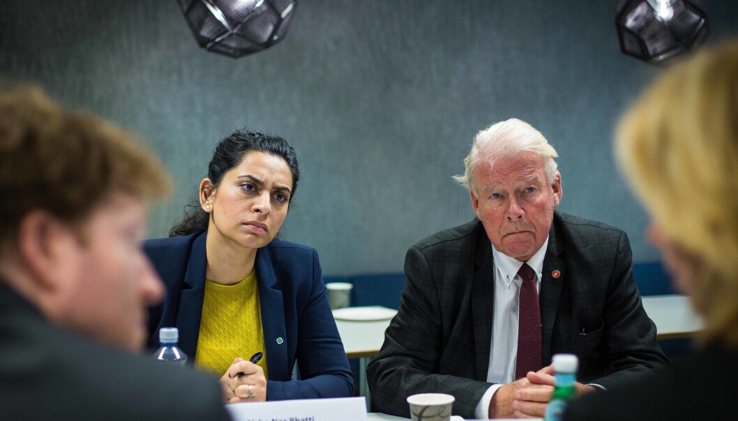 Aisha Naz Bhatti (Sp) og Carl I. Hagen (Frp) var tilstede på Høgskolen i Oslo og Akershus for å høre mer om institisjonen. Foto: Siri Ø. Eriksen Aisha Naz Bhatti (Sp) og Carl I. Hagen (Frp) var tilstede på Høgskolen i Oslo og Akershus for å høre mer om institisjonen. Foto: Siri Ø. Eriksen