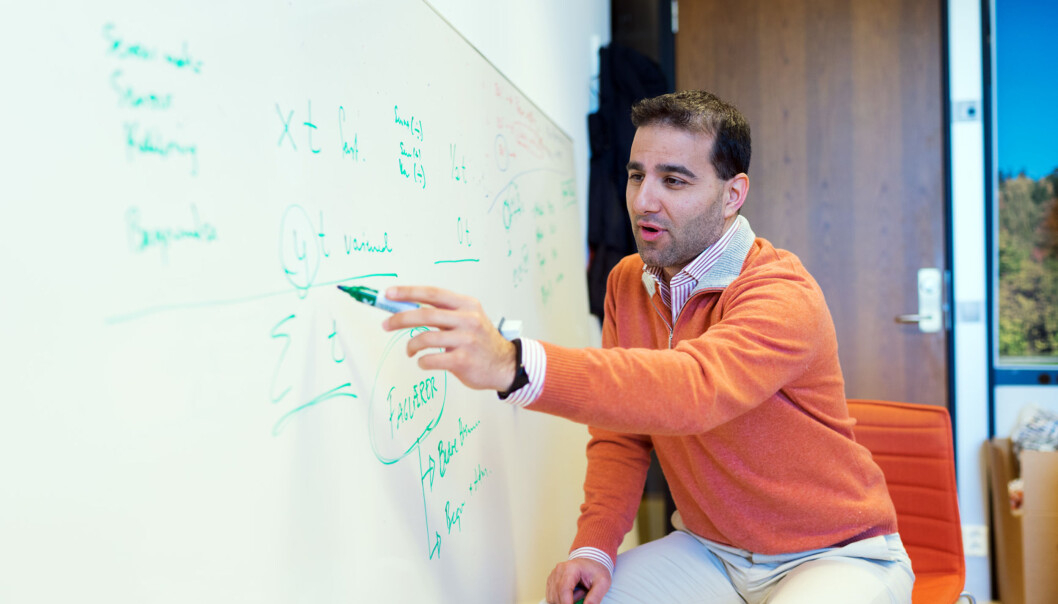 Omid Mirmotahari er førsteamanuensis på Universitetet i Oslo, og mener han sitter på fremtidens sensur av eksamen. Foto: Ketil Blom Omid Mirmotahari er førsteamanuensis på Universitetet i Oslo, og mener han sitter på fremtidens sensur av eksamen. Foto: Ketil Blom