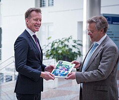 Curt Rice overleverer universitetssøknaden til NOKUTs Øystein Lund, i feruar 2017. Curt Rice overleverer universitetssøknaden til NOKUTs Øystein Lund, i feruar 2017.