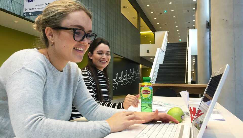 Suzanne Karel (22) og Rosalie Aldana (24), tar en yrkesrettet bachelorutdanning på Høgskolen i Amsterdam. De savner forelesere som er gode til å fomidle. Foto: Anne Lindholm