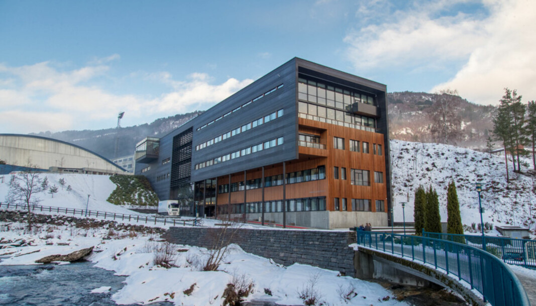 Alle sterke fagmiljø i HVL må bli inkludert i den viktigaste satsinga til høgskulen i det nye tiåret, skriv Hegland. Biletet viser Campus Fosshaugane, sentralt i Sogndal.