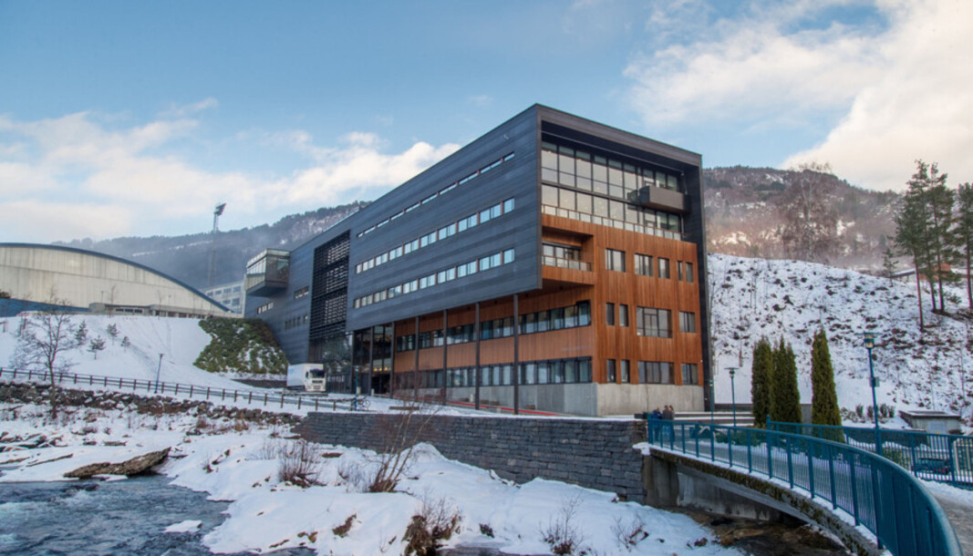 Alle sterke fagmiljø i HVL må bli inkludert i den viktigaste satsinga til høgskulen i det nye tiåret, skriv Hegland. Biletet viser Campus Fosshaugane, sentralt i Sogndal. Alle sterke fagmiljø i HVL må bli inkludert i den viktigaste satsinga til høgskulen i det nye tiåret, skriv Hegland. Biletet viser Campus Fosshaugane, sentralt i Sogndal.