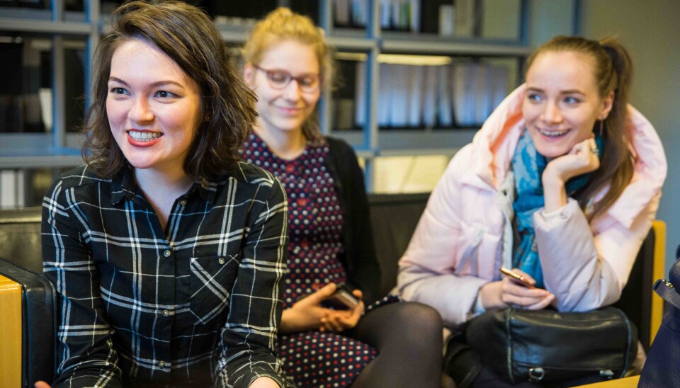 — Mye av problemstillingene vi diskuterer handler om undervisning, og hvordan det er å undervise i et mangfoldig klasserom, forteller Kamila Gainulina (venstre). Sammen med blant annet Laura Tuomainen og Anastasiia Komarova er hun en av de utenlandske studentene som lærer om mangfold i undervisningen på HiOA. Foto: Siri Øverland Eriksen — Mye av problemstillingene vi diskuterer handler om undervisning, og hvordan det er å undervise i et mangfoldig klasserom, forteller Kamila Gainulina (venstre). Sammen med blant annet Laura Tuomainen og Anastasiia Komarova er hun en av de utenlandske studentene som lærer om mangfold i undervisningen på HiOA. Foto: Siri Øverland Eriksen