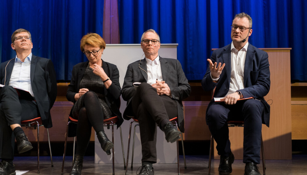 Hans Petter Graver (nummer to fra høyre) vil bli rektor ved Universitetet i Oslo. Bildet er fra en debatt mellom kandidatene. Fra venstre motkandidat Svein Stølen, prorektorkandidat Inger Sandlie og viserektorkandidat Jan Frich. Foto: Ketil Blom Haugstulen Hans Petter Graver (nummer to fra høyre) vil bli rektor ved Universitetet i Oslo. Bildet er fra en debatt mellom kandidatene. Fra venstre motkandidat Svein Stølen, prorektorkandidat Inger Sandlie og viserektorkandidat Jan Frich. Foto: Ketil Blom Haugstulen