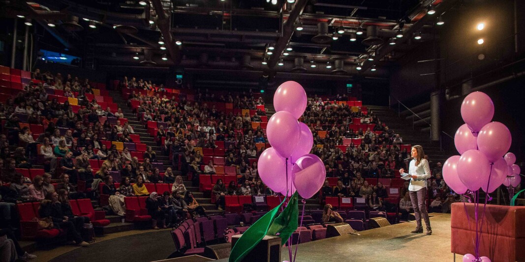 Bildet er fra en utdanningsmesse for jenter som skal velge utdanning for første gang. Nå kommer regjeringens melding om livslang læring. Bildet er fra en utdanningsmesse for jenter som skal velge utdanning for første gang. Nå kommer regjeringens melding om livslang læring.