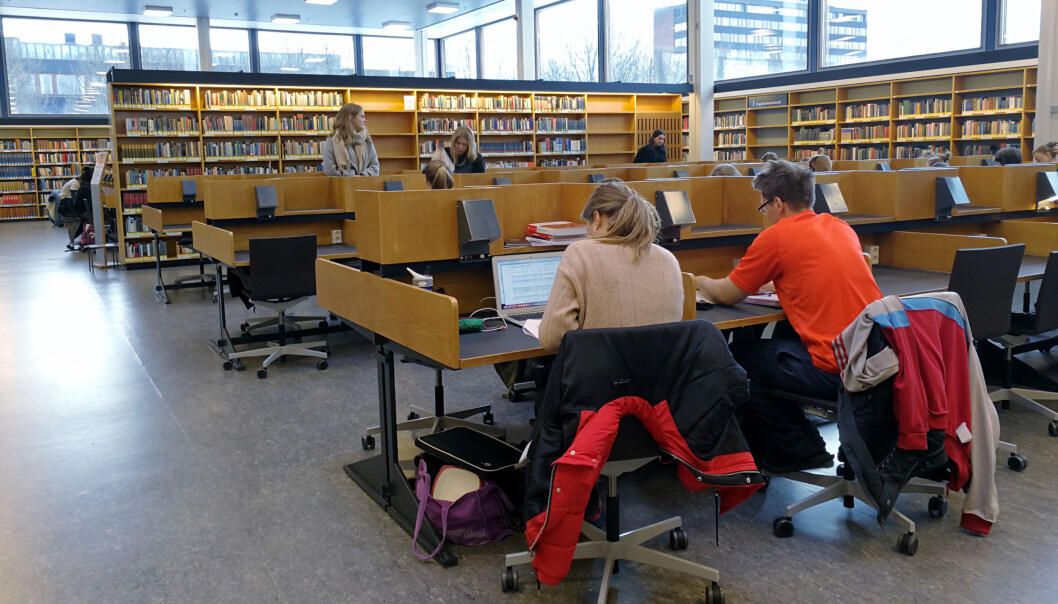 Bøkenes permer må fylles med kunnskap som gir mening til stedlige fellesskaper, skriver Hilde Gunn Slottemo ved Nord universitet. Bøkenes permer må fylles med kunnskap som gir mening til stedlige fellesskaper, skriver Hilde Gunn Slottemo ved Nord universitet.