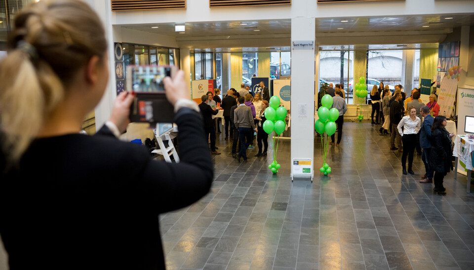 FM-bransjedagen på Pilestredet hadde over 100 påmeldte deltakere. Flere bedrifter stilte med stands for å komme i kontakt med studentene. Foto: Ketil Blom Haugstulen