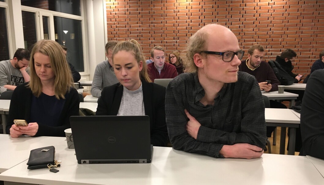 William Sæbø sammen med f.v. Tuva Aune Wettland, tidligere parlamentsleder ved HiOA, og Therese Eia Lerøen, tidligere AU-medlem ved HiOA. Foto: Karen Setten William Sæbø sammen med f.v. Tuva Aune Wettland, tidligere parlamentsleder ved HiOA, og Therese Eia Lerøen, tidligere AU-medlem ved HiOA. Foto: Karen Setten