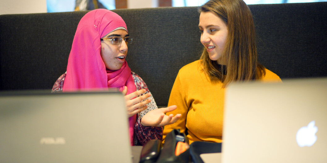 Taiba Yousaf (20) og Katrina Mæland (23) studerer sosialt arbeid ved Høgskolen i Oslo og Akershus. De støtter <span class="caps">NOKUT</span>s forslag om mer vitenskapelige artikler på pensum. Taiba Yousaf (20) og Katrina Mæland (23) studerer sosialt arbeid ved Høgskolen i Oslo og Akershus. De støtter <span class="caps">NOKUT</span>s forslag om mer vitenskapelige artikler på pensum.