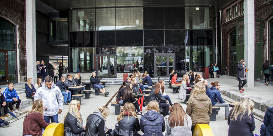 Studentane har sagt si meining og valt 28 representantar til det nye Studenttinget ved Høgskulen på Vestlandet. Bildet er frå opning av ny campus på Kronstad i 2014. Foto: Ingvild Festervoll Melien Studentane har sagt si meining og valt 28 representantar til det nye Studenttinget ved Høgskulen på Vestlandet. Bildet er frå opning av ny campus på Kronstad i 2014. Foto: Ingvild Festervoll Melien