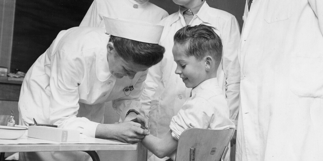 Nes på Romerike i 1956: Den første vaksineringen mot poliomylitt startet ved Framtun skole ved Nes på Romerike. Helsesøster Ruth Hauge vaksinerer den første eleven Ola Eide. Distriktslege Øverland og sykepleierskene Borghild Henden og Signe Berg følger med. Foto: Storløkken, Aage Nes på Romerike i 1956: Den første vaksineringen mot poliomylitt startet ved Framtun skole ved Nes på Romerike. Helsesøster Ruth Hauge vaksinerer den første eleven Ola Eide. Distriktslege Øverland og sykepleierskene Borghild Henden og Signe Berg følger med. Foto: Storløkken, Aage
