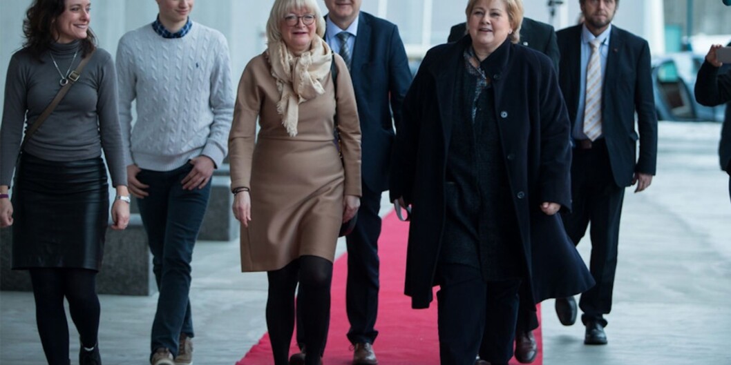 Rektor ved Høgskulen på Vestlandet, Berit Rokne leidde Erna Solberg opp den raude løparen til opninga av den nye høgskulen sist veke. Foto: Christian Blom, På Høyden Rektor ved Høgskulen på Vestlandet, Berit Rokne leidde Erna Solberg opp den raude løparen til opninga av den nye høgskulen sist veke. Foto: Christian Blom, På Høyden