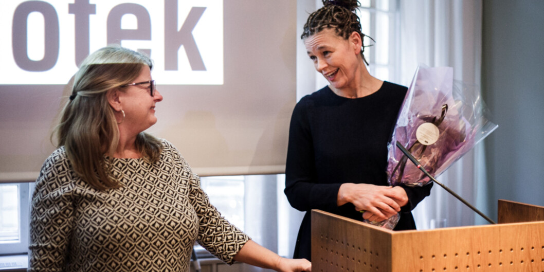 Prisen Årets bibliotek går til Realfagsbiblioteket på Universitetet i Oslo. – Vi er litt som knoll og tott, sa Live Rasmussen (til høyre), lederen ved biblioteket, og så på nestleder Heidi Rustad (til venstre). Foto: Nicklas Knudsen Prisen Årets bibliotek går til Realfagsbiblioteket på Universitetet i Oslo. – Vi er litt som knoll og tott, sa Live Rasmussen (til høyre), lederen ved biblioteket, og så på nestleder Heidi Rustad (til venstre). Foto: Nicklas Knudsen