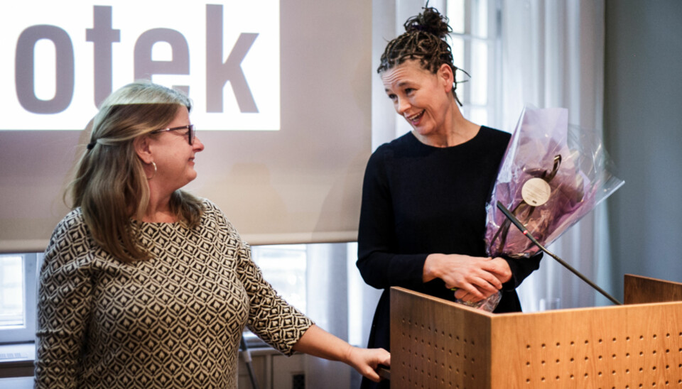 Prisen Årets bibliotek går til Realfagsbiblioteket på Universitetet i Oslo. – Vi er litt som knoll og tott, sa Live Rasmussen (til høyre), lederen ved biblioteket, og så på nestleder Heidi Rustad (til venstre). Foto: Nicklas Knudsen