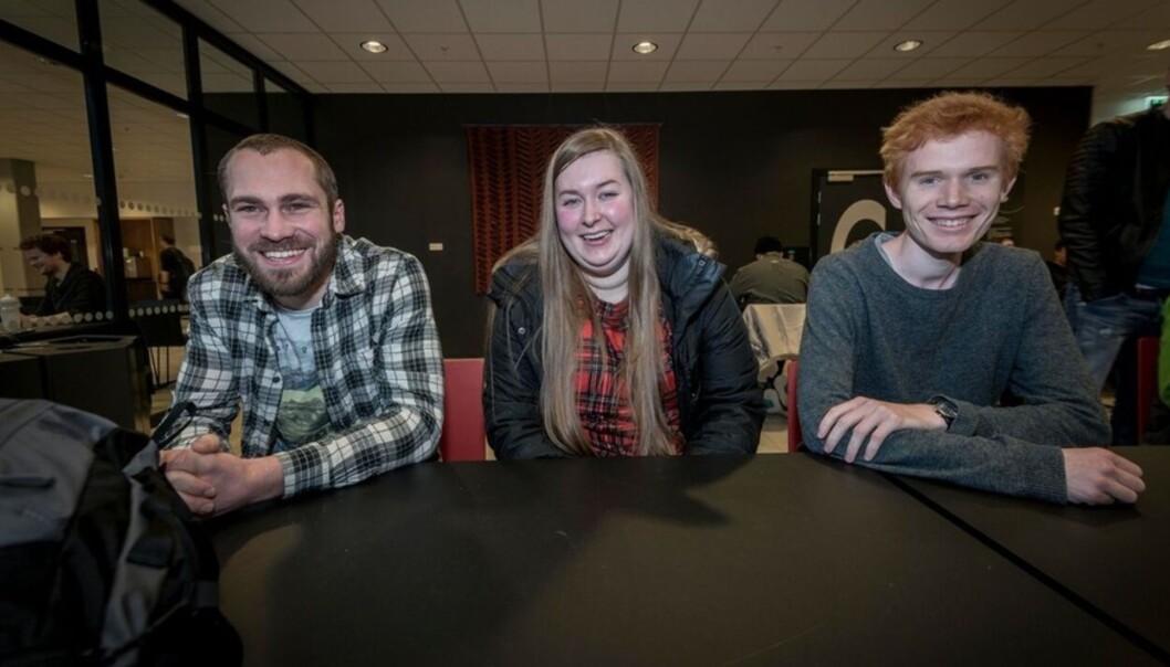 Undervannsteknologi-studentene Simen Moe (27), Pia Sagerud (24) og Øystein Andersland (23) har høyere forventninger til HVL enn HiB. Foto: Tor Farstad Undervannsteknologi-studentene Simen Moe (27), Pia Sagerud (24) og Øystein Andersland (23) har høyere forventninger til HVL enn HiB. Foto: Tor Farstad