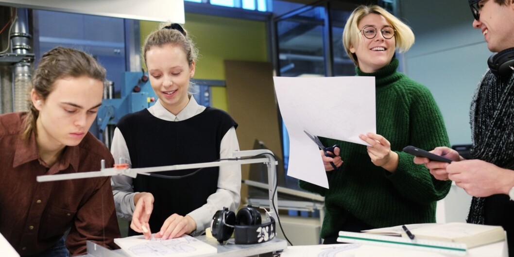 Studentene ved Arkitekt- og designhøgskolen i Oslo er arbeidssomme og bruker 54,9 timer i uka totalt på organisert og uorganisert studiearbeid, ifølge Studiebarometeret. De får også høyest score i <span class="caps">NOKUT</span>s nye underviserundersøkelse. Foto: Ketil Blom Studentene ved Arkitekt- og designhøgskolen i Oslo er arbeidssomme og bruker 54,9 timer i uka totalt på organisert og uorganisert studiearbeid, ifølge Studiebarometeret. De får også høyest score i <span class="caps">NOKUT</span>s nye underviserundersøkelse. Foto: Ketil Blom
