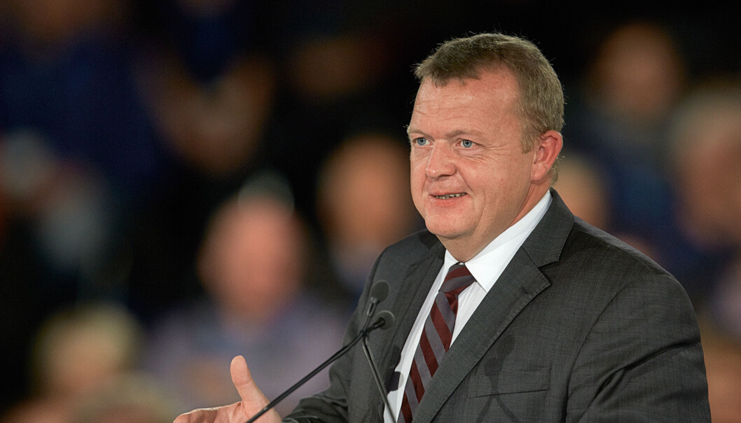 Statsminister Lars Røkke Rasmussen har fått med seg regjeringen, Dansk Folkeparti og Socialdemokratiet på lovendringen. Danske studenter får ikke lenger lov til å ta en «dobbeltutdannelse». Foto: Henrik Bjerregrav / Venstre / Flickr All Creative Commons. Statsminister Lars Røkke Rasmussen har fått med seg regjeringen, Dansk Folkeparti og Socialdemokratiet på lovendringen. Danske studenter får ikke lenger lov til å ta en «dobbeltutdannelse». Foto: Henrik Bjerregrav / Venstre / Flickr All Creative Commons.