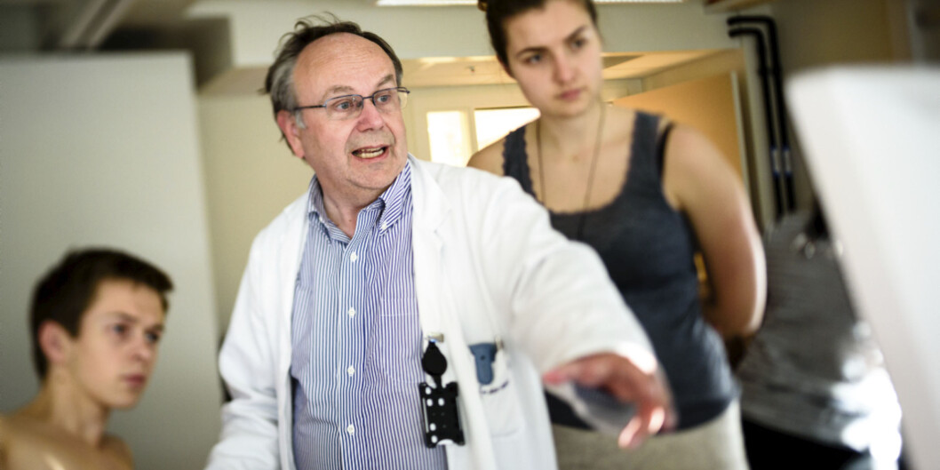 Professor ved klinikken indremedisin og laboratoriefag, John Terje Geitung, har denne høsten vært aktiv i opplæringen av 15 studentinstruktører som skal bistå i ultralydundervisningen. Her med Sunneva Stokke og Martin Eide. Foto: Øystein H. Horgmo Professor ved klinikken indremedisin og laboratoriefag, John Terje Geitung, har denne høsten vært aktiv i opplæringen av 15 studentinstruktører som skal bistå i ultralydundervisningen. Her med Sunneva Stokke og Martin Eide. Foto: Øystein H. Horgmo