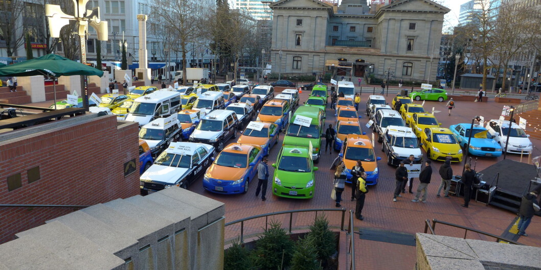 Den omdiskuterte taxi-tjenesten Uber har møtt motstand frå mange hold. Her frå ein demonstrasjon i Portland, <span class="caps">USA</span> i januar 2015. Foto: Aron Parekci/Flickr Den omdiskuterte taxi-tjenesten Uber har møtt motstand frå mange hold. Her frå ein demonstrasjon i Portland, <span class="caps">USA</span> i januar 2015. Foto: Aron Parekci/Flickr