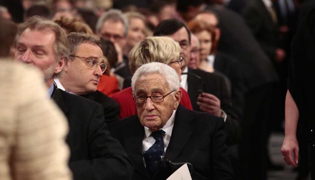 Tidligere utenriksminister i USA, Henry Kissinger (93), overværer utdelingen av fredsprisen til Colombiaa president, Juan Manuel Santos i Oslo Rådhus. 43 år etter at Kissinger selv fikk den omstridte fredsprisen. Foto: Larsen, Håkon Mosvold Tidligere utenriksminister i USA, Henry Kissinger (93), overværer utdelingen av fredsprisen til Colombiaa president, Juan Manuel Santos i Oslo Rådhus. 43 år etter at Kissinger selv fikk den omstridte fredsprisen. Foto: Larsen, Håkon Mosvold