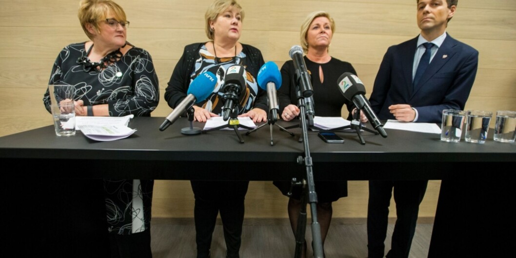 — Et budsjett for høyere utdanning, sier Trine Skei Grande. Her sammen med Erna Solberg, Siv Jensen og Knut Arild Hareide på en pressekonferanse lørdag kveld. Foto: <span class="caps">NTB</span> Scanpix — Et budsjett for høyere utdanning, sier Trine Skei Grande. Her sammen med Erna Solberg, Siv Jensen og Knut Arild Hareide på en pressekonferanse lørdag kveld. Foto: <span class="caps">NTB</span> Scanpix