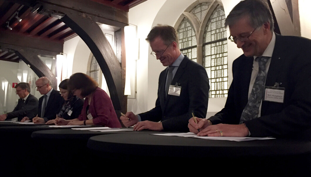 Seks representanter fra hver sin institusjon signerer allianseavtalen som skal sørge for mer student- og kunnskapsutveksling i Europa. Seks representanter fra hver sin institusjon signerer allianseavtalen som skal sørge for mer student- og kunnskapsutveksling i Europa.