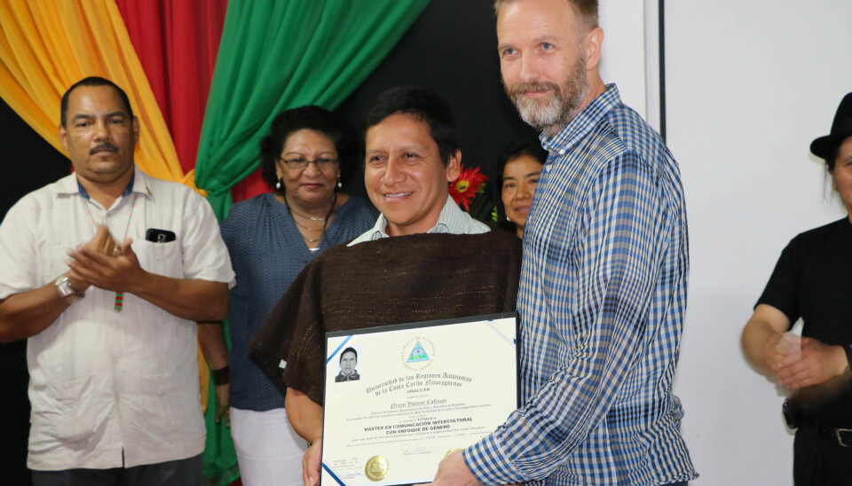 Nixon Yatacue (Nasa fra Colombia) får sitt diplom av Roy Krøvel. Foto: Yulmar Monoya og Carlos Manuel Flores