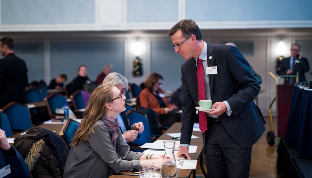 Rektor ved Universitetet i Bergen, Dag Rune Olsen, vil nå ha slutt på krav om flate effektiviseringskutt ved universiteter og høgskoler. Her i samtale med Venstres Iselin Nybø under Forskerforbundets forskningspolitiske konferanse i vår. Foto: Skjalg Bøhmer Vold Rektor ved Universitetet i Bergen, Dag Rune Olsen, vil nå ha slutt på krav om flate effektiviseringskutt ved universiteter og høgskoler. Her i samtale med Venstres Iselin Nybø under Forskerforbundets forskningspolitiske konferanse i vår. Foto: Skjalg Bøhmer Vold