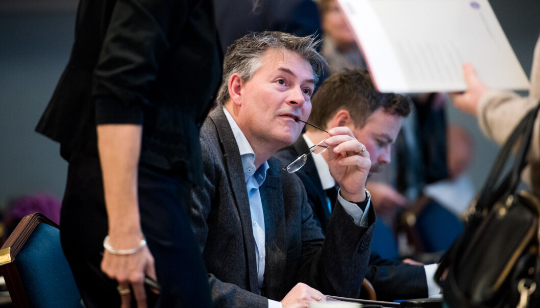 Statssekretær Bjørn Haugstad minner om den nye lovteksten som trer i kraft fra 1.januar 2018: “Arbeidsgivere og ledelsen i organisasjoner og utdanningsinstitusjoner skal innenfor sitt ansvarsområde forebygge og forhindre trakassering og seksuell trakassering”. Foto: Skjalg Bøhmer Vold Statssekretær Bjørn Haugstad minner om den nye lovteksten som trer i kraft fra 1.januar 2018: “Arbeidsgivere og ledelsen i organisasjoner og utdanningsinstitusjoner skal innenfor sitt ansvarsområde forebygge og forhindre trakassering og seksuell trakassering”. Foto: Skjalg Bøhmer Vold