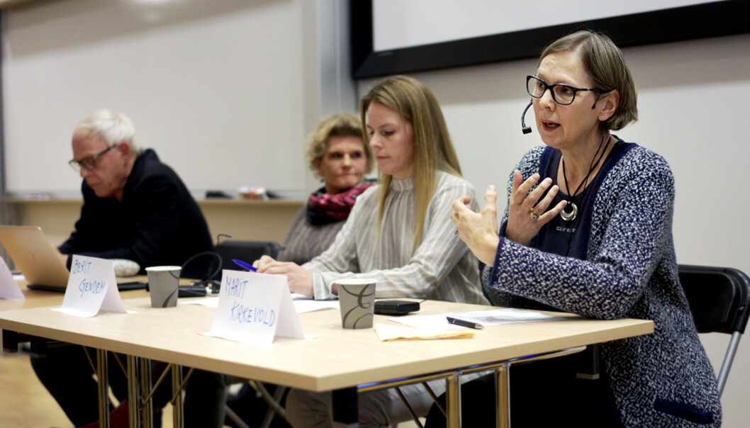 Professor Marit Kirkevold (t.h.) leder Nasjonalt profesjonsråd for utdanning og forskning innen sykepleie. Bildet er tatt under en debatt om pensumlitteraturen i sykepleiefaget. Foto: ketil blom haugstulen Professor Marit Kirkevold (t.h.) leder Nasjonalt profesjonsråd for utdanning og forskning innen sykepleie. Bildet er tatt under en debatt om pensumlitteraturen i sykepleiefaget. Foto: ketil blom haugstulen