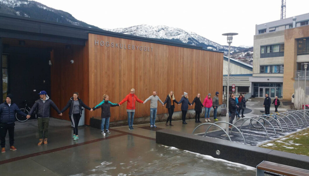 Tilsette, studentar og andre som er glade i høgskulen i Sogndal laga onsdag 28. januar 2016 lenkering for å vise at dei vil hegne om studiestaden sin. Foto: Mats Jahn, Studentparlamentet Tilsette, studentar og andre som er glade i høgskulen i Sogndal laga onsdag 28. januar 2016 lenkering for å vise at dei vil hegne om studiestaden sin. Foto: Mats Jahn, Studentparlamentet