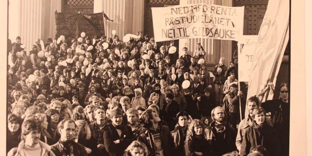 Her demonsterer studenter utenfor Stortinget 9.november 1983. På plaktene står det «Ned med renta på studielånet. Nei til gjeldsauke». Tema er fortsatt aktuelt i dag. Foto: <span class="caps">NSO</span> Her demonsterer studenter utenfor Stortinget 9.november 1983. På plaktene står det «Ned med renta på studielånet. Nei til gjeldsauke». Tema er fortsatt aktuelt i dag. Foto: <span class="caps">NSO</span>