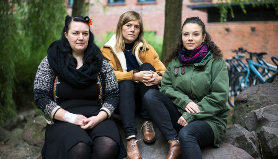 Hedda Eia Vestad, Sunniva Braaten og Iselin Dagsdotter Sæterdal reagerer kraftig på at karakteren på nasjonal deleksamen i matematikk etter deres oppfatning i all hast blir gjort tellende. Foto:Ketil Blom Foto: Ketil Blom